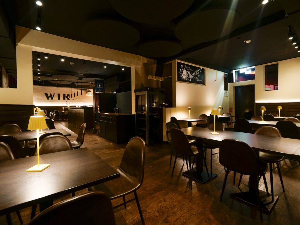 Eventlocation: Innenansicht des Restaurants der Scala Gastronomie Ludwigsburg mit Tischen und gemütlicher Beleuchtung.